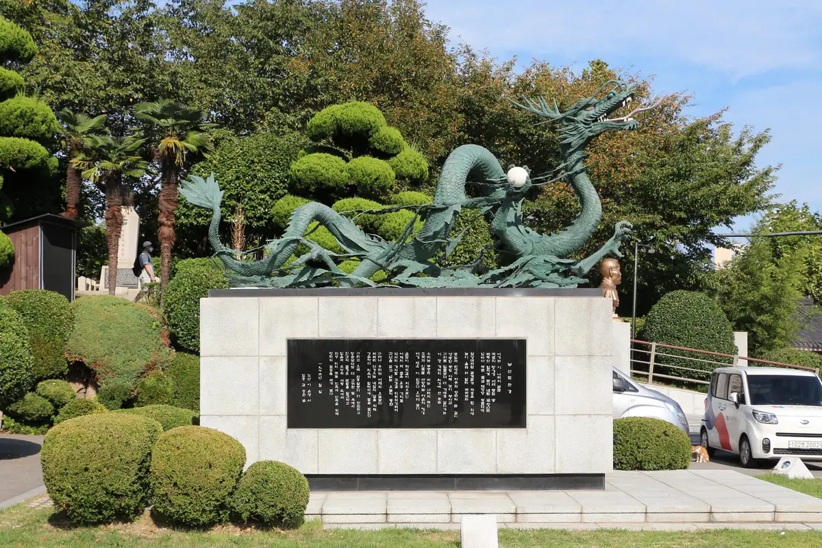 Sculpture of a dragon in Yongdusan Park