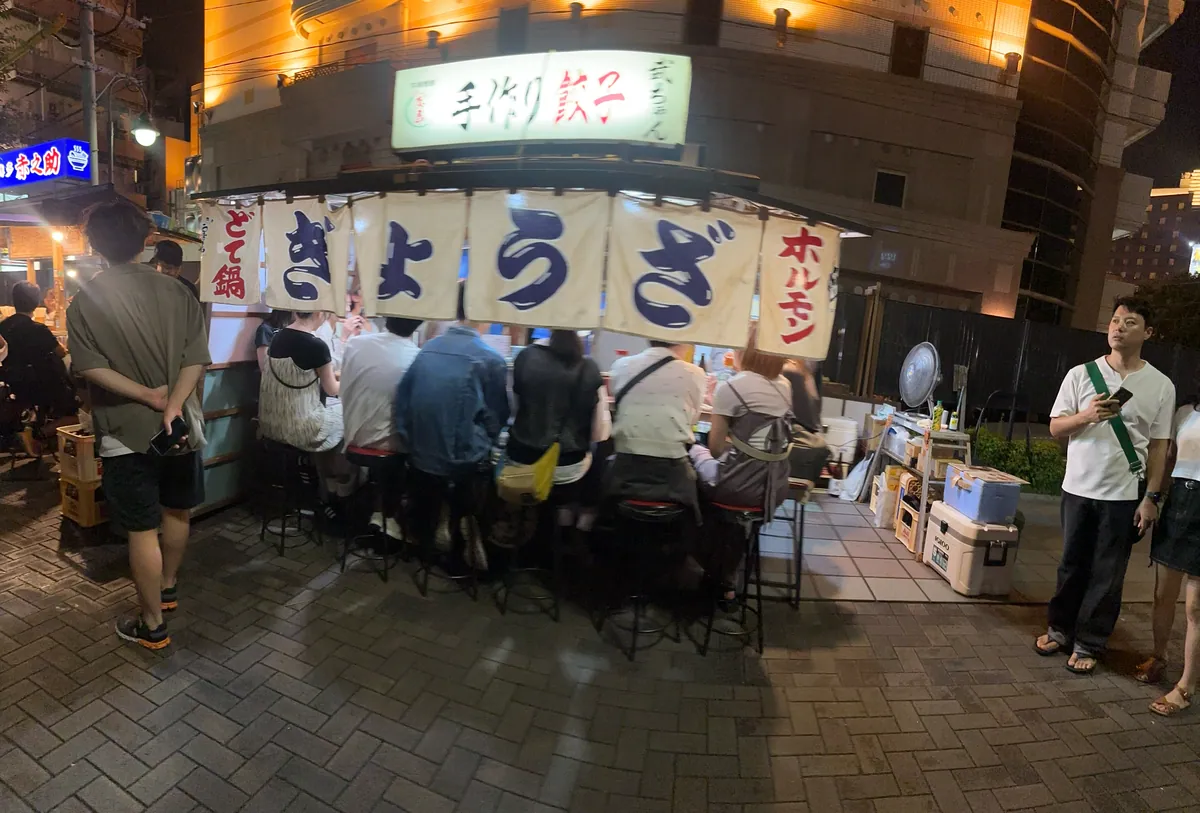 A yatai on Nakasu, after dark