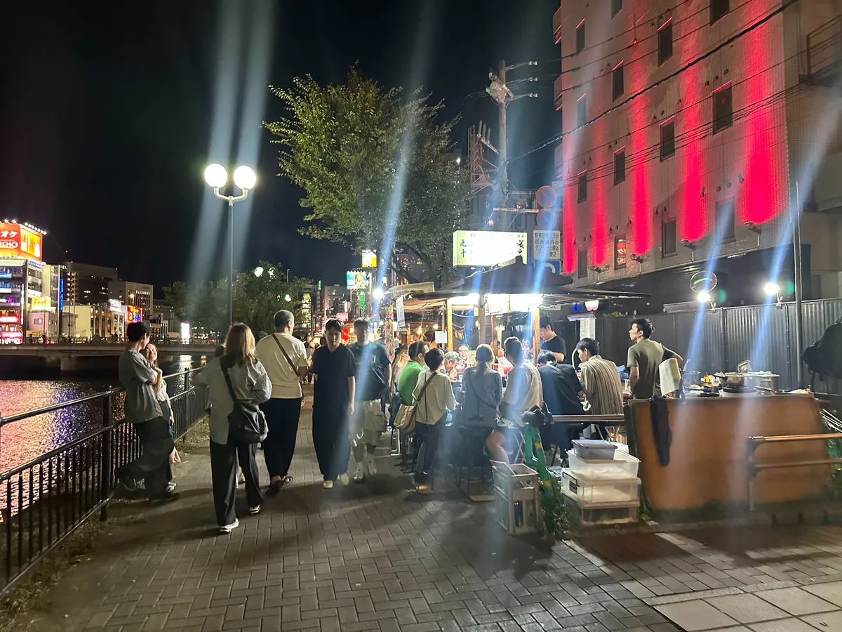 A yatai on Nakasu, after dark
