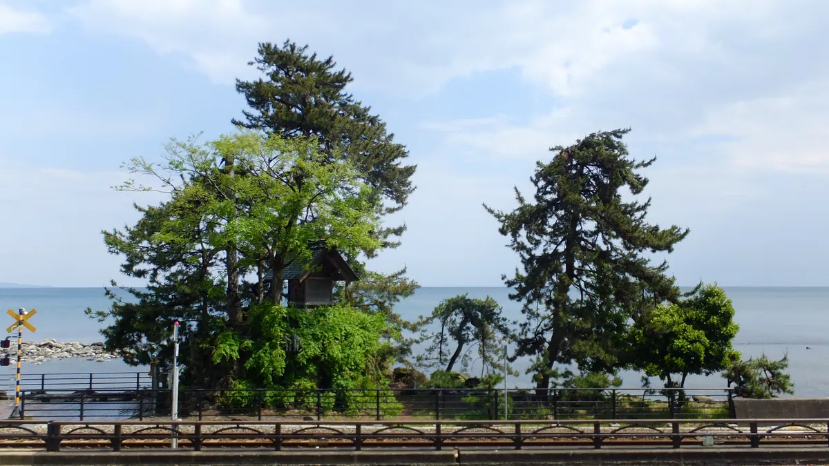 Yoshitsune Shrine at Amaharashi Coast 001