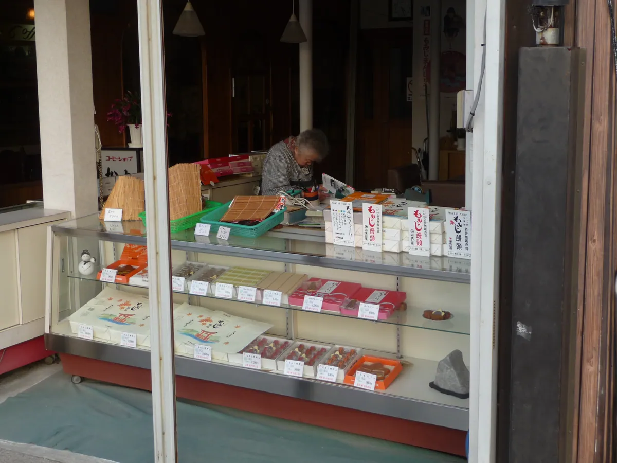 Momiji manjū shop in Miyajima, Hiroshima 2008-12-15