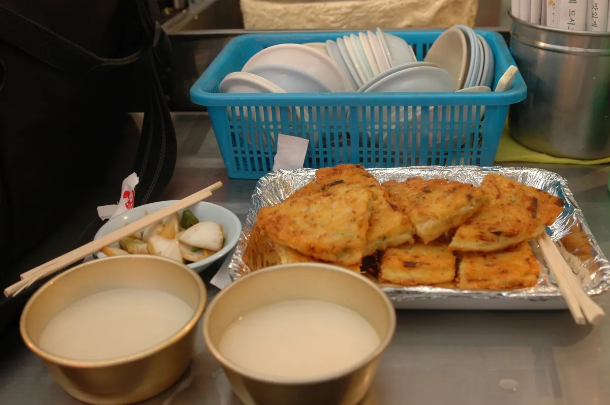 Korean mung bean pancake and rice wine-Bindaetteok and makgeolli