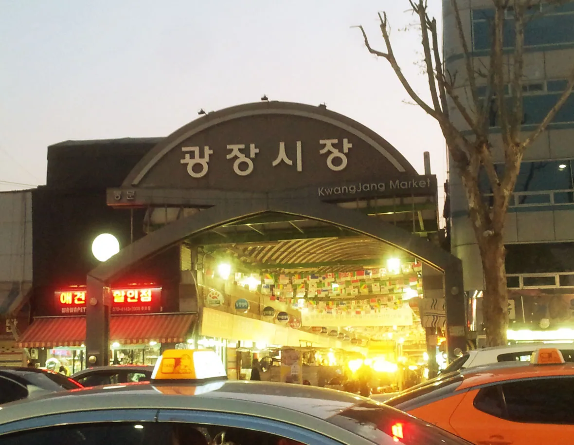 Gwangjangmarket outside