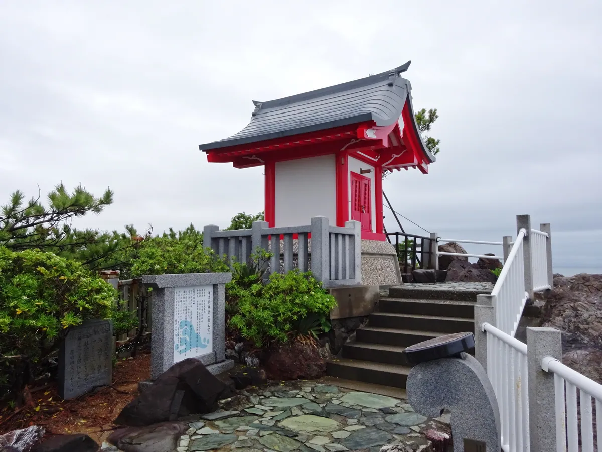 The small Wadatsumi shrine on the headland at Katsurahama