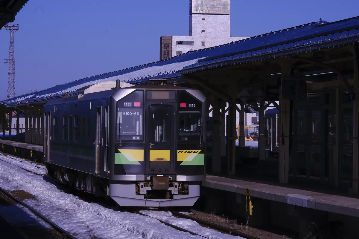 釧路駅に停車中のH100形