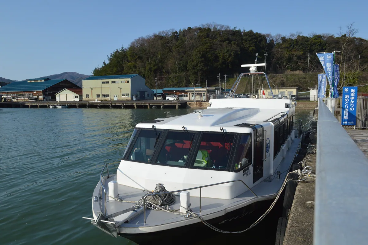 A sightseeing boat in the harbour at Higashi-Maizuru