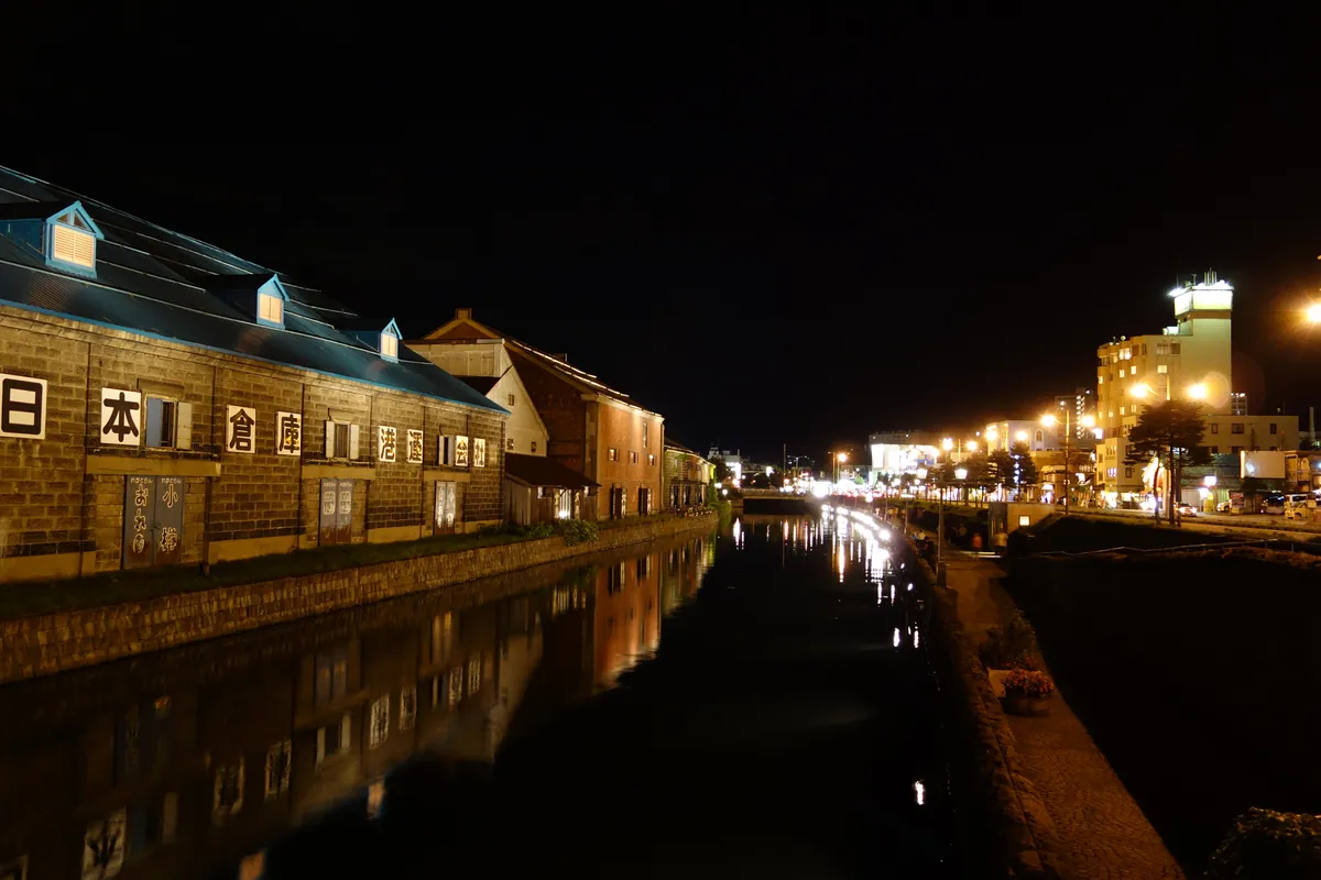 The canal, on foot from the ship