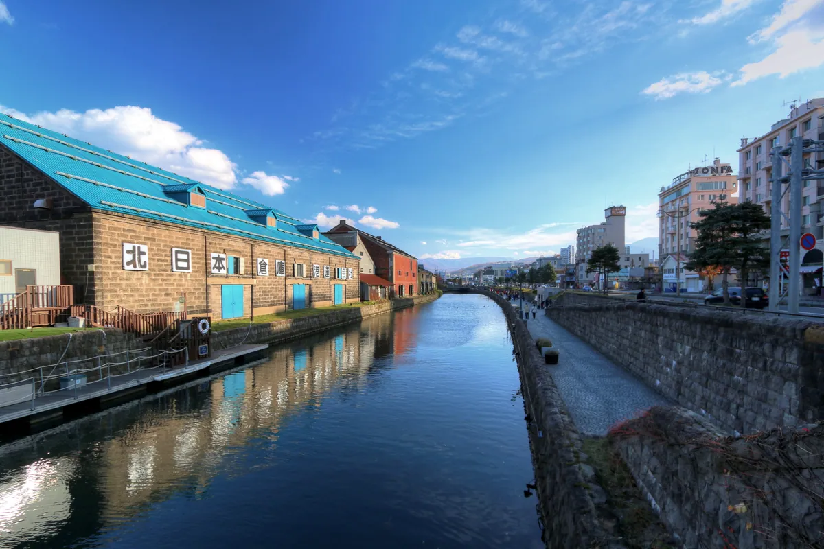The canal, on foot from the ship