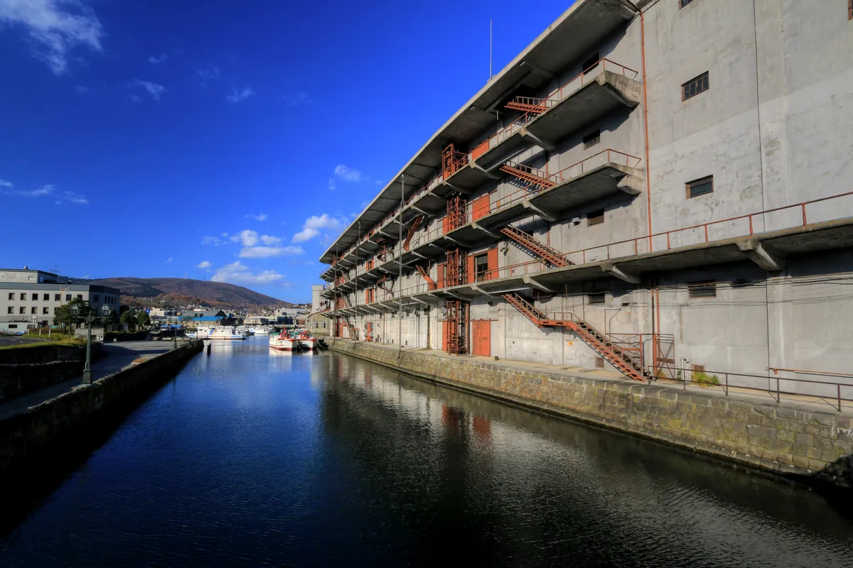 The canal, on foot from the ship