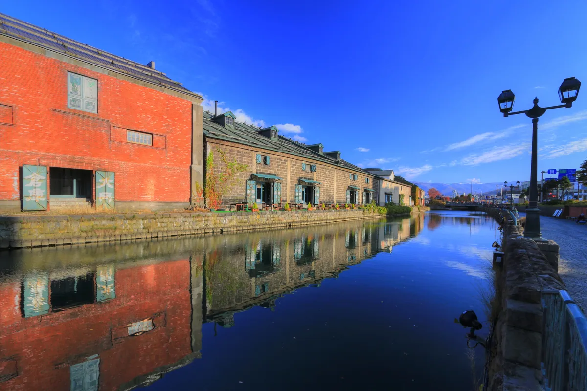 The canal, on foot from the ship