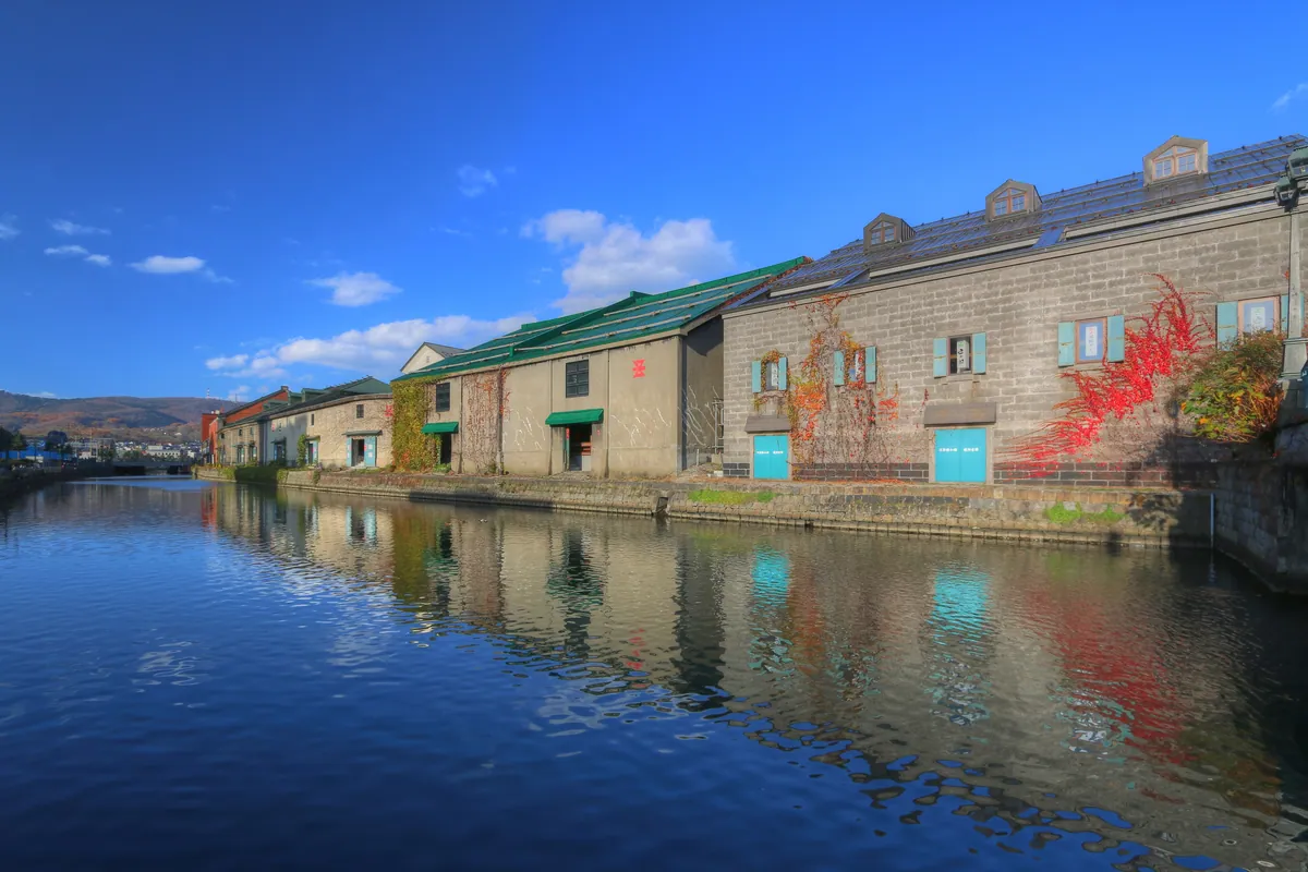 The canal, on foot from the ship