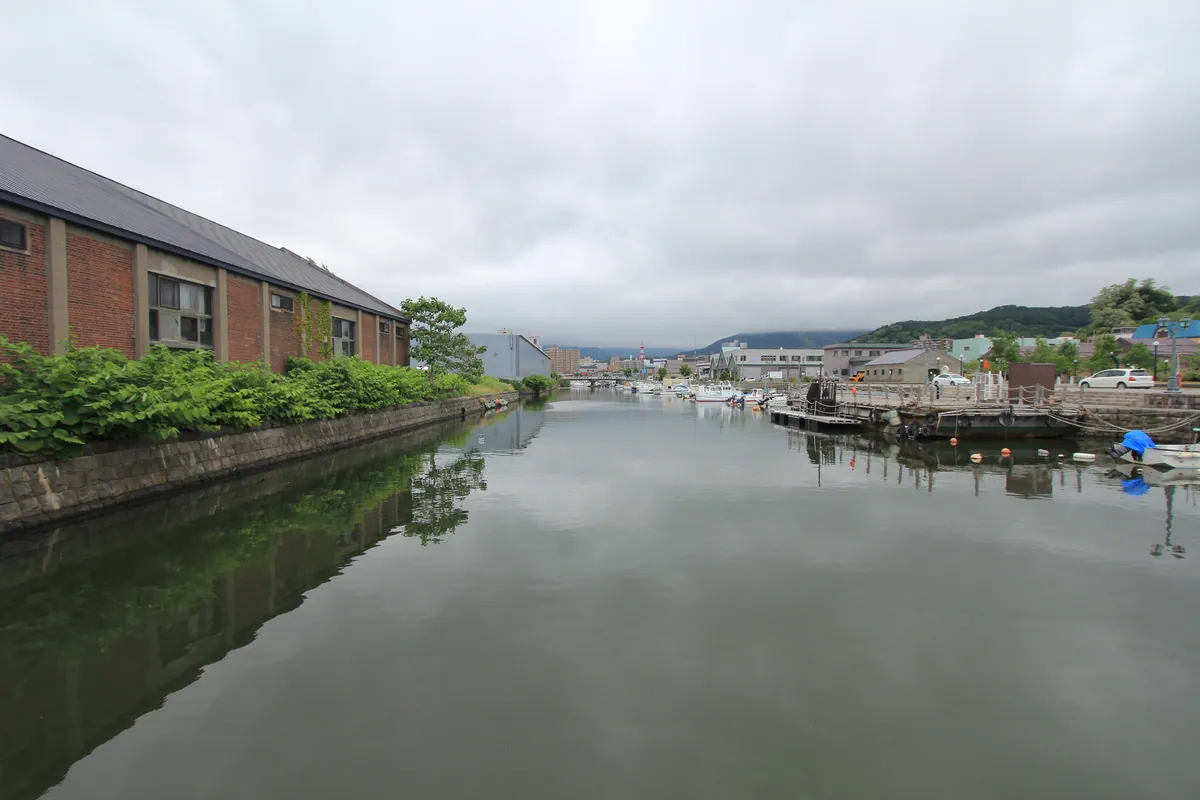 The canal, on foot from the ship