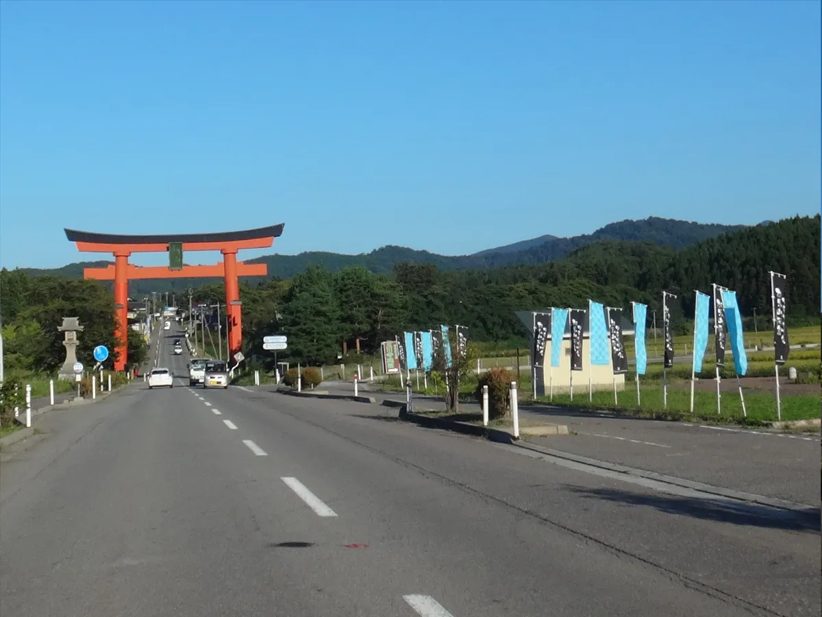 出羽三山神社大鳥居と羽黒山