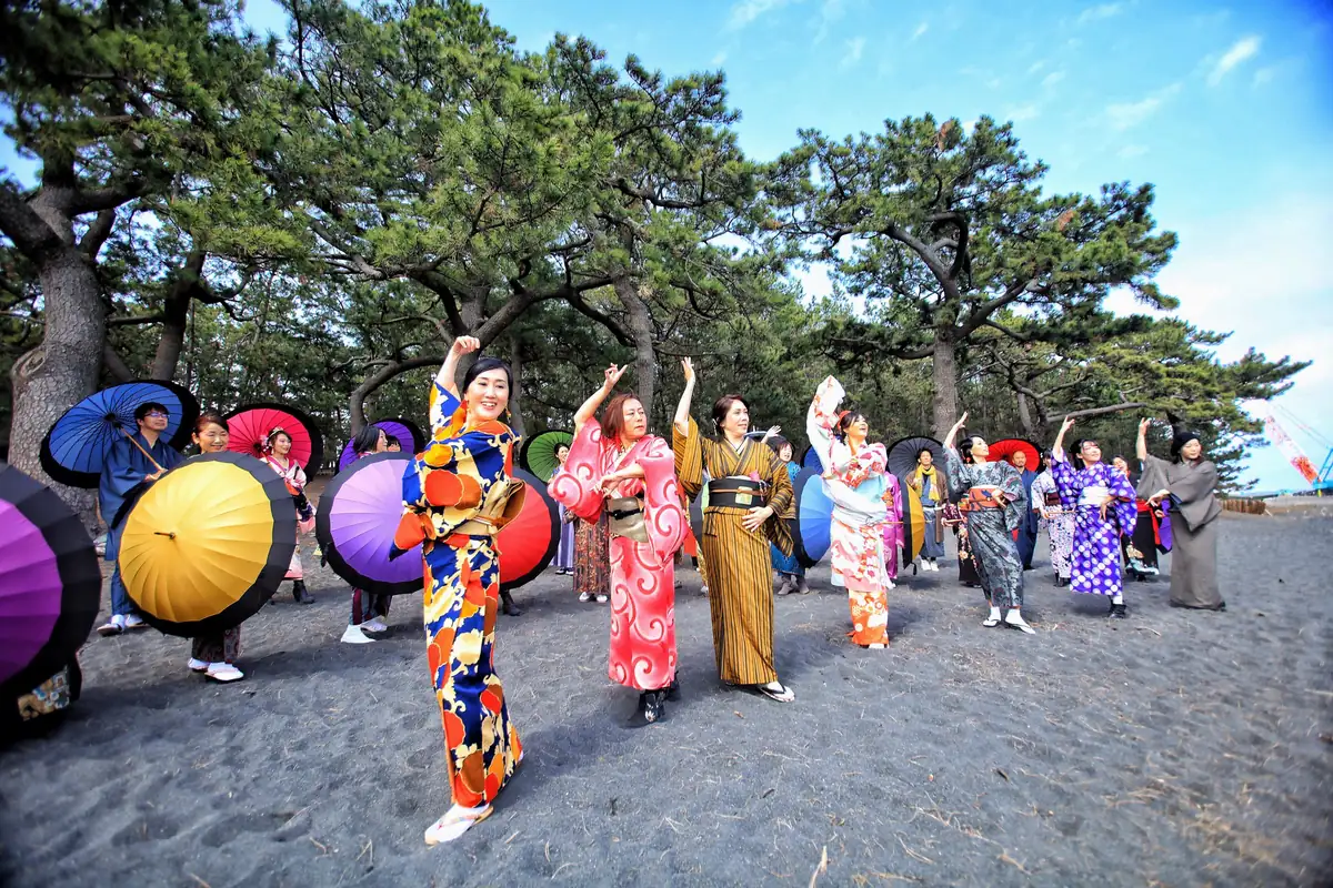 Kimono Sevillanas at Miho no Matsubara 4