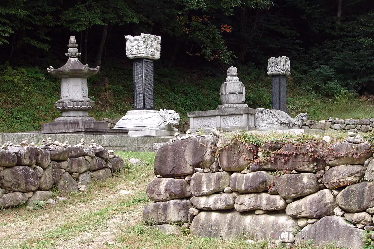 Korea-Sinheungsa-Stupas-01