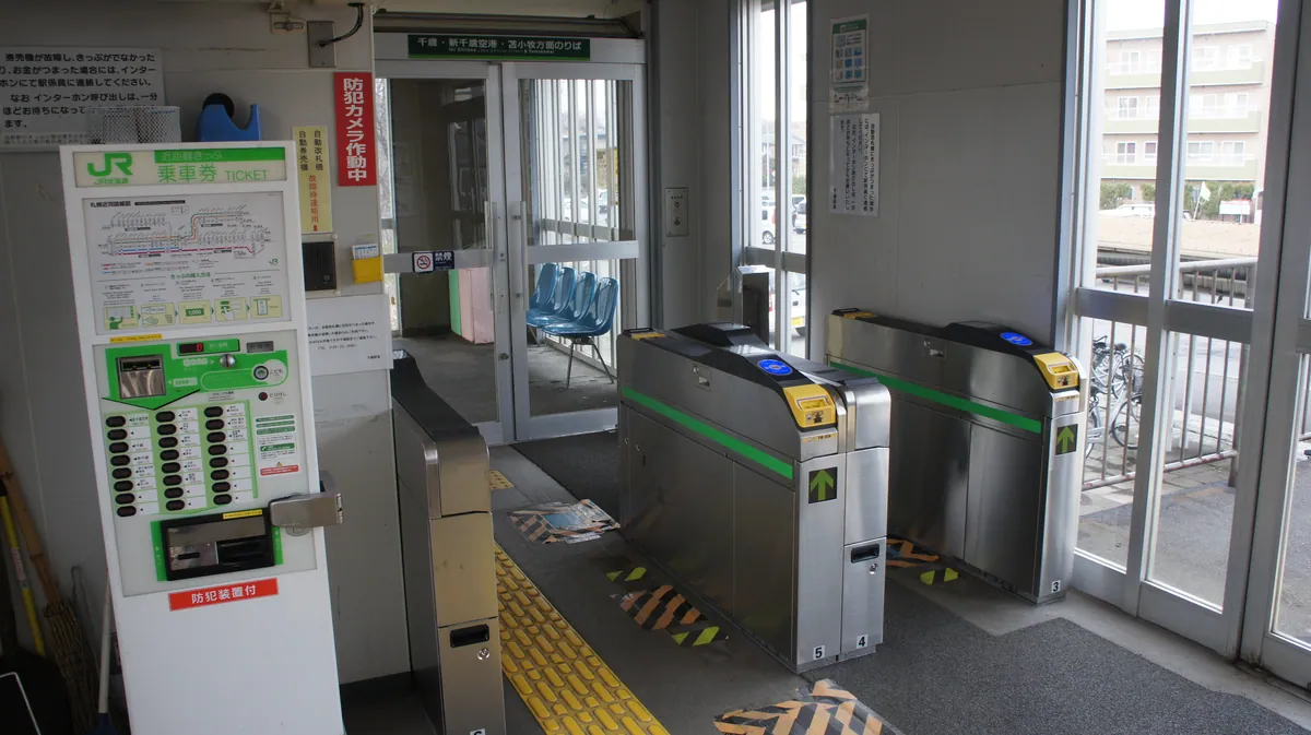 JR Chitose-Line Osatsu Station Gates (Chitose・New-Chitose-Airport・Tomakomai staircase).jpg (2017-11-07)