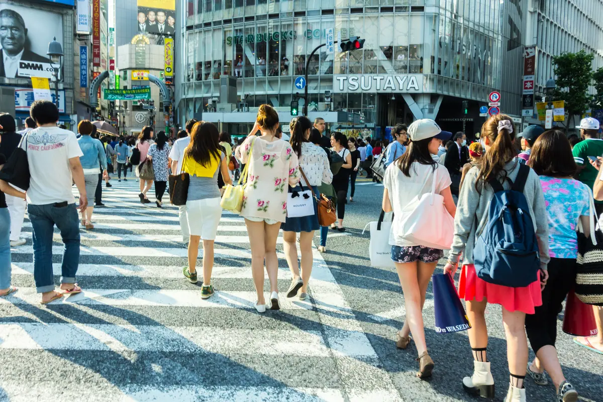 Girls in Shibuya Scramble Crossing (2014-05-31 16.29.05 by Yoshikazu TAKADA)