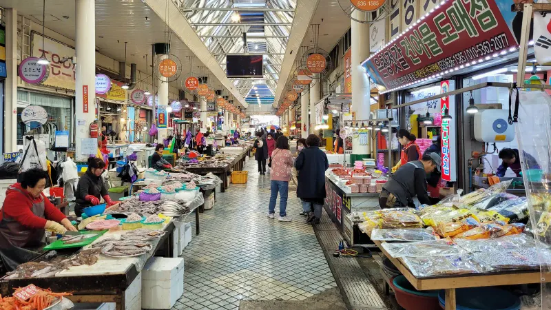 The Tourist & Fishery Market and its chicken alley
