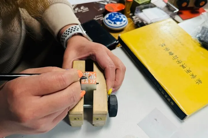 Create an Original Seal with Natural Stone and Otaru Artisans — operator photo 2