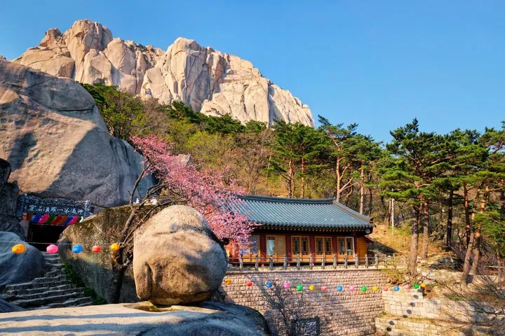 Seoraksan Hiking Ulsanbawi Summit Biryong Falls and Finisher Gift — operator photo 3