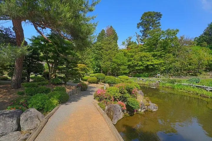 Private Aomori Shore Excursion Hirosaki Castle and Apple Hill — operator photo 3