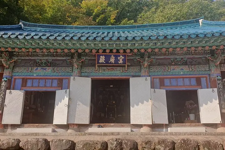 Exploring a thousand years Buddhism temple from Seoraksan hiking — operator photo 5