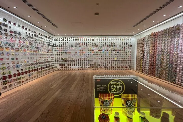 Yokohama: Guided Cup Noodles Museum Tour & Make Your Own Cup — operator photo 10
