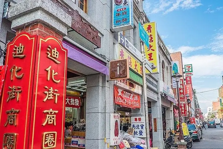 2-Hour Private Dadaocheng Walking Tour — operator photo 3
