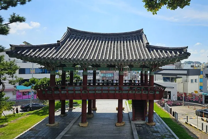 Pavilion in front of Jinnamgwan Hall