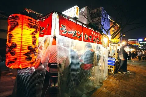 Yatai, izakaya and karaoke by night
