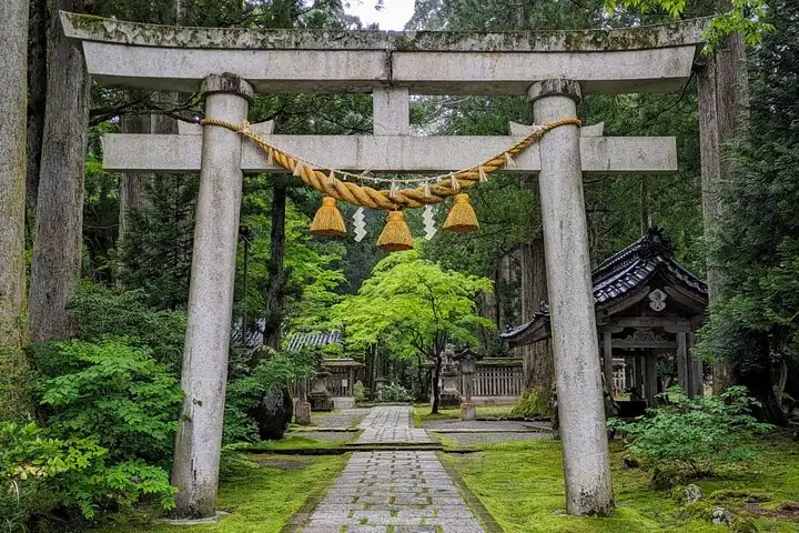 Day Tour from Kanazawa OR Toyama: Snow Wall and Mysterious Valley — operator photo 4