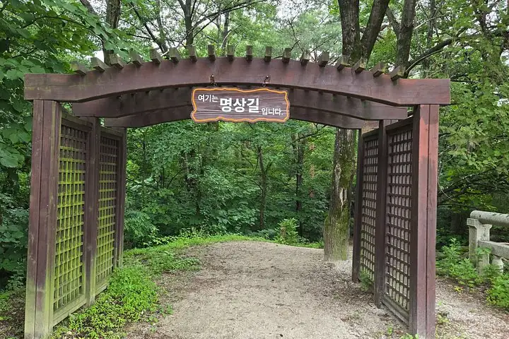 Exploring a thousand years Buddhism temple from Seoraksan hiking — operator photo 6