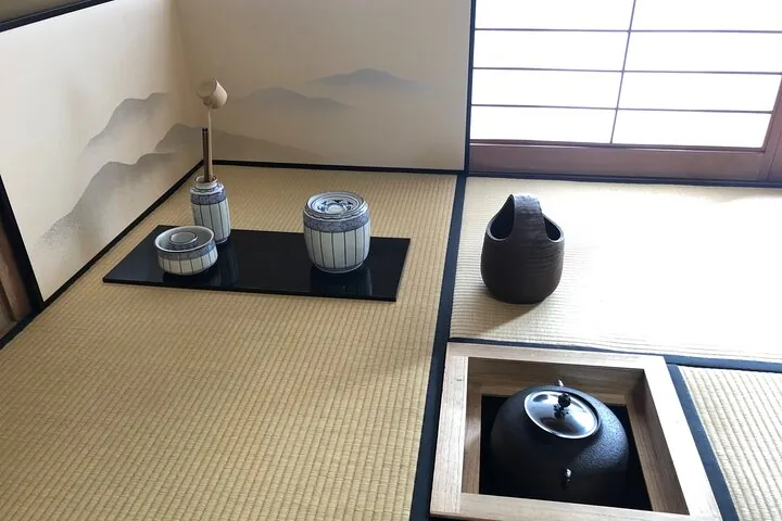 Japanese Style Room Tea Ceremony Class in Marugamemachi — operator photo 3