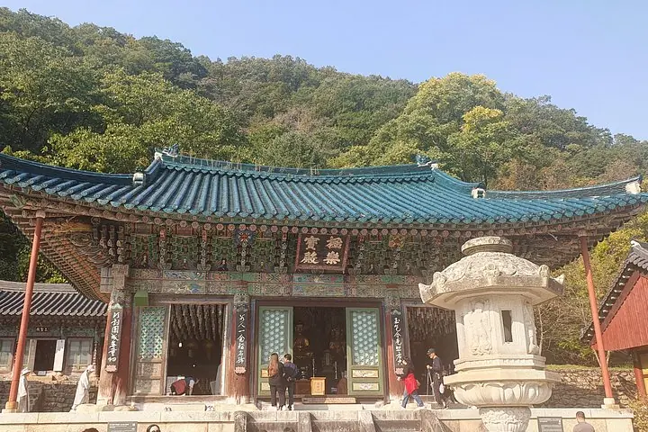Exploring a thousand years Buddhism temple from Seoraksan hiking — operator photo 2