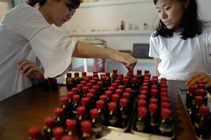 Couture Perfume Workshop — operator photo 4