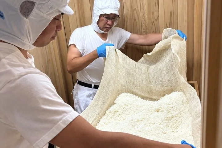 Kobe Sake Tour with Expert Guide: 3+ Breweries, Tastings Included — operator photo 5