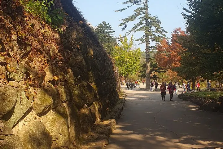 Exploring a thousand years Buddhism temple from Seoraksan hiking — operator photo 3